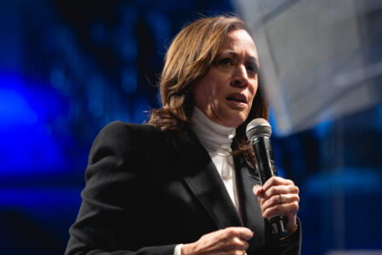 Harris Returns to Political Life, Warning of a Constitutional Crisis